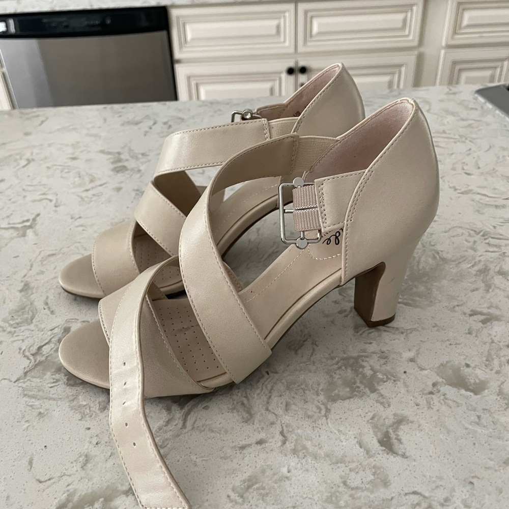 Nude heels size 6.5 by Life Stride medium heel